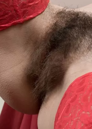 Любительская сольная модель Фиорелла демонстрирует свои полностью натуральные подмышки и бобер