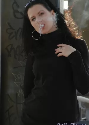 Пожилая платиновая блондинка Даймонти мелькает в общественных местах в теплый день