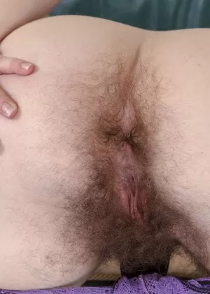 Любительская модель Бабси Лу выставляет на всеобщее обозрение свой пышный куст, сидя на диване для любви