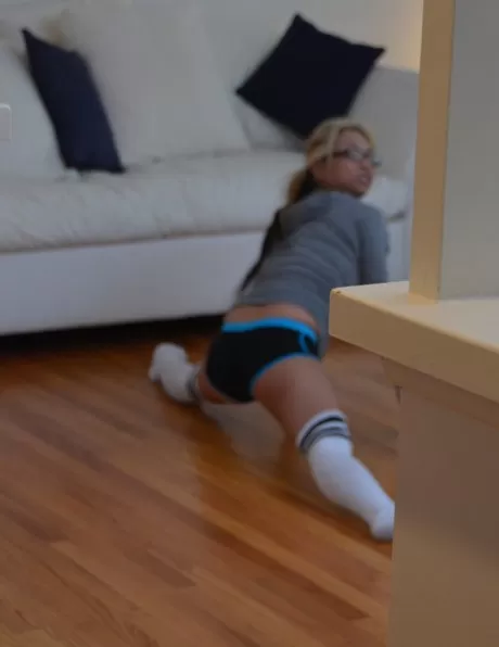 Миниатюрная азиатка уклоняется от спермы на лице после полового акта