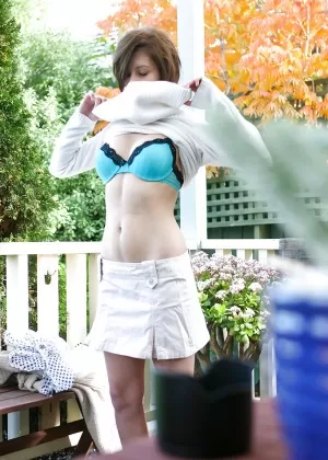 Блондинка офисная работница Анжела сверкает ножкой под юбкой и шлангом на работе