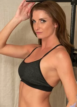 Милфа пума в шортах раздвигает ноги и теребит пальцами свою тугую попку