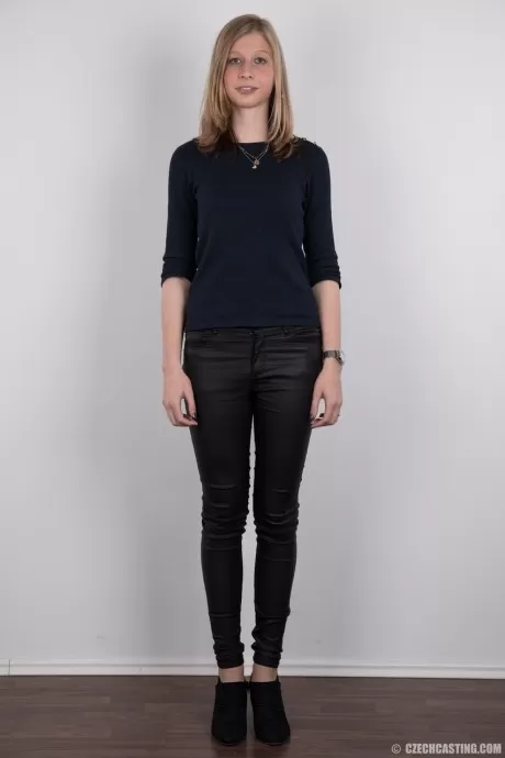 Блондинка Даниэла раздевается, чтобы попытать счастья в модельном бизнесе обнаженной натуры