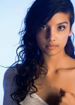 Indian solo model slips off her blouse and underwear to pose in the nud