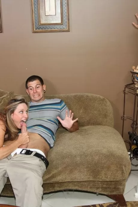 Зрелая леди Stella Banxxx решает отсосать парню сво 5