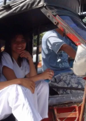 Японская медсестра Мария Оно лижет мужскую задницу, доя его член перед сексом