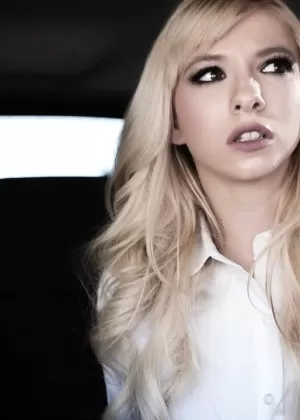 18-летних блондинок Кармен Калиенте и Кензи Ривз обманом заманивают в секс втроем