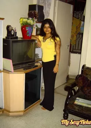 Красивая женщина Санни Леоне раздевается на каблуках для разворота в центре