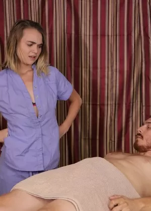 Доминирующая самка мучает и дразнит, а сдержанный и с завязанными глазами самец