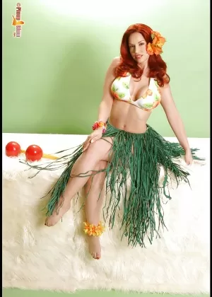 Латиноамериканка София Леоне надевает трусики-бикини в стрингах на большую попу у бассейна