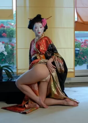 Сольная модель Таника обнажает свое нижнее белье в наряде гейши