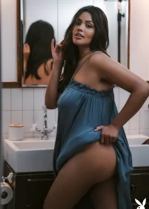 Потрясающая мексиканская красотка с большими сиськами Джослин Корона хвастается у себя дома