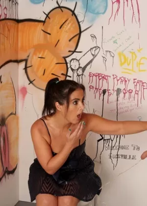 Худенькая девушка с большими сиськами Ванесса Лейн отсасывает член в проститутке