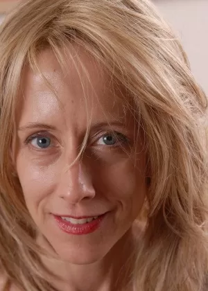 Пожилая рыжеволосая Дженнифер Фаусет раздвигает свои половые губы после того, как спустила шланг