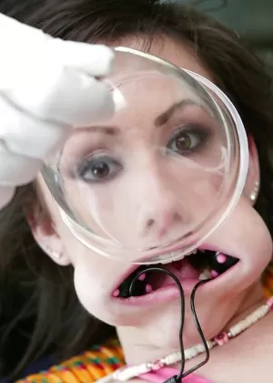 Горячая молоденькая Дженнифер Уайт растягивает свои тугие дырочки игрушками и членом