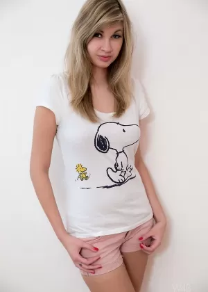 Сексуальная красивая молодая девушка снимает шорты и футболку, чтобы поиграть с возбужденной маленькой киской