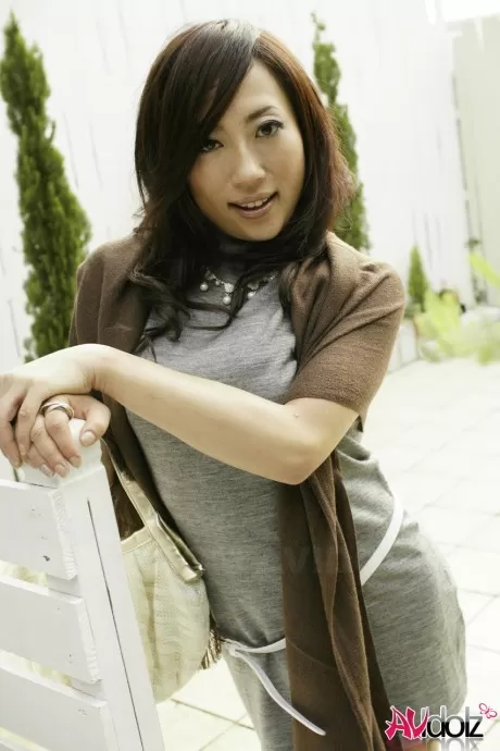 Японская девушка Юки Мотояма позирует обнаженной в облегающем платье и кожаны 9