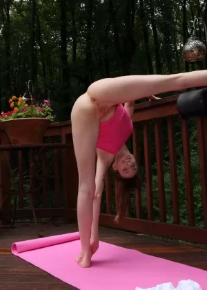 Сольная девушка Анита Беллини снимает свое короткое платье, чтобы позировать обнаженной