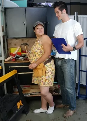 Тучная пожилая женщина Нэнси щеголяет полным ртом спермы после секса в туалете