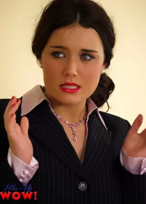 Полностью одетая девушка в стиле пинап Марисса снимает кружевное белье в горячем винтажном порно