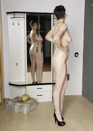 Пожилая британская любительница пышных форм Клэр занимается сексом втроем со зрелой парой