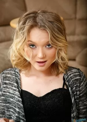 Миниатюрная блондинка Кота Скай раздевается догола во время дрочки с точки зрения зрения