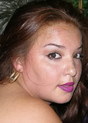 Брюнетка любительница Эмми занимается сексом со своим парнем во время интимной встречи