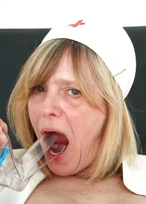 Пышногрудая зрелая медсестра в черных чулках теребит свою розовую пизду