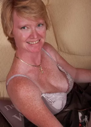 Возбужденная бабуля со смехом показывает мокрую камелоту под своими прозрачными трусами