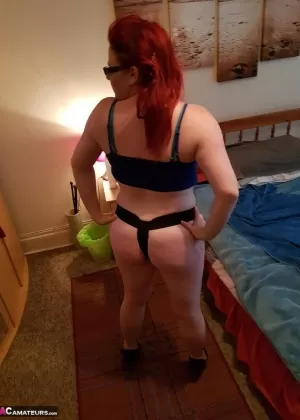 Лесбиянки постарше и помоложе теребят пальцами свои киски, надевая подвязки и нейлоновые чулки