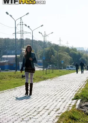 Голая любительница в белых перчатках облизывает пальцы ног и бритую киску