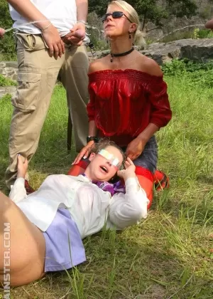 Одетые дамы занимаются извращенным сексом в водных видах спорта с другом-мужчиной