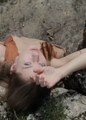 Длинноволосая молоденькая Милена Ди трогает свою киску на посадочной полосе, обнаженная на холме