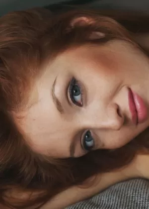 Горячая рыжая спящая красавица Микка просыпается, чтобы раздвинуть свою возбужденную утреннюю киску