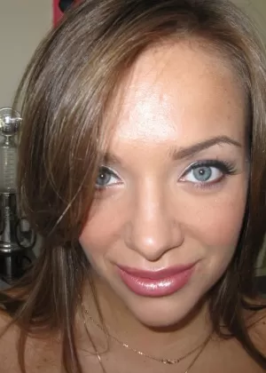 Сладострастная европейская девушка Ника Нуар делает несколько селфи-снимков своих сисек и задницы