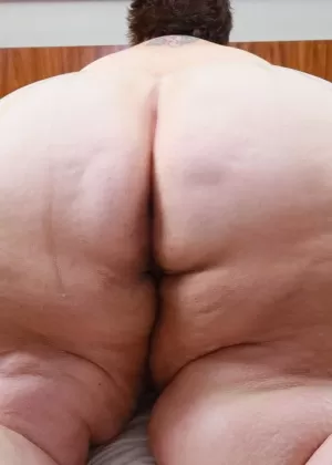 Молодая латиноамериканка Ребека Линарес носит сперму на своей украшенной стрингами заднице