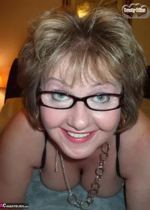 Молоденькая любительница Кейт Барлоу надевает свитер во время секса от первого лица с длинным членом