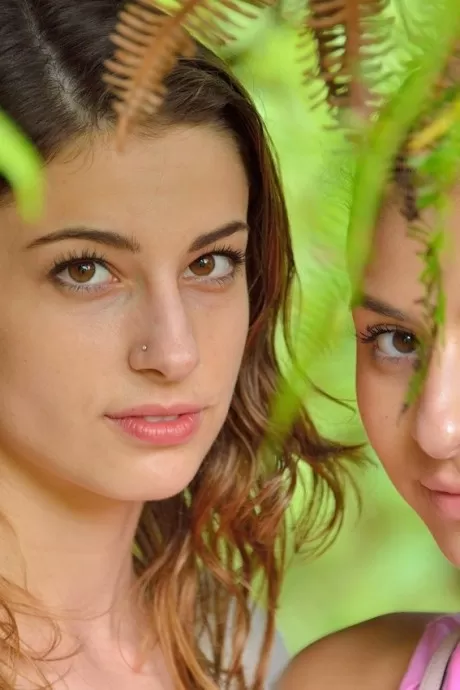 Молодые девушки на прогулке в лесу обнаруживают, что в глубине души они  4