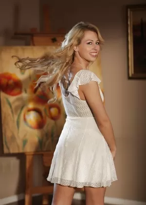 Жена с огромными сиськами Ева Нотти позирует топлесс перед камерой