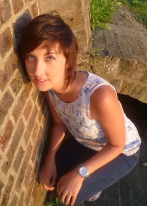 Любительская красотка Элоа Ломбард снимает свои сексуальные трусики, чтобы раздвинуть киску