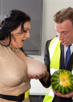 Толстая обнаженная секретарша Крисси дразнит своего босса в прозрачной блузке и мини-юбке