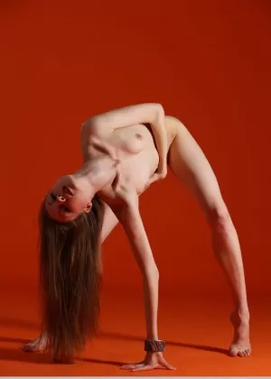 Полностью обнаженная девушка Лиэнн Джей демонстрирует свои спортивные способности в океане