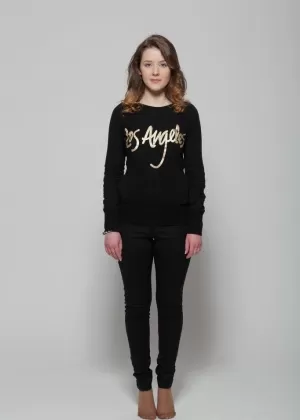 Британская гламурная модель Брук Райт обнажает свои большие сиськи, раздеваясь