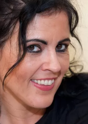 Привлекательная пухленькая зрелая играет на кровати с черным дилдо, играя крупным планом