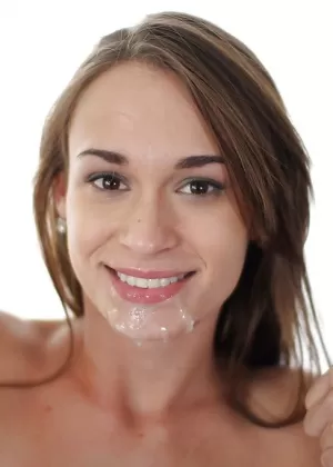 Любительская брюнетка Кейси Лейн делает фантастический минет своему мужчине