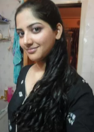 Пухленькая индианка Неха высвобождает свою грудь из белого лифчика