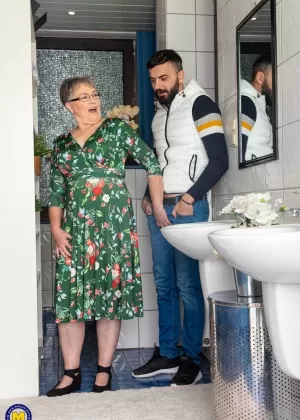 Рыжеволосая бабуля Грудастая Блисс обнажает свою киску в прозрачном платье