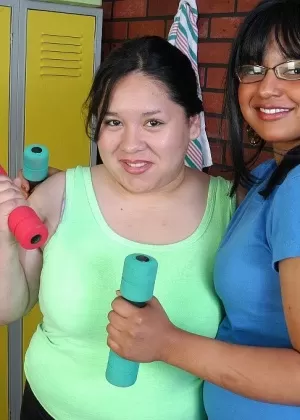 Толстая блондинка Лекси Каммингс гладит свой большой черный страпон на члене на кровати