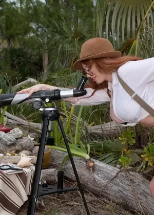 Пожилая русская леди Барбара теребит пальцами свою киску после того, как возбудилась во время чтения