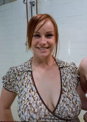 Развратные лесбиянки играют в писающие игры во время БДСМ секса в душевой